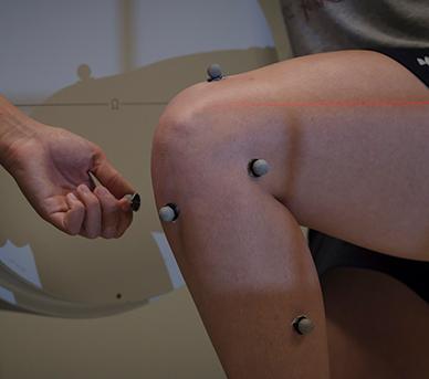 运动跟踪装置显示在实验对象的膝盖上，以测试实验室中的人体动力学.