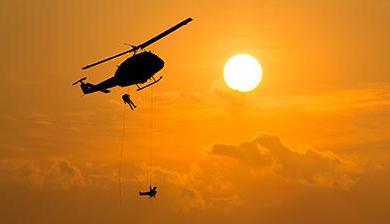 一架直升机上挂着空中救援士兵