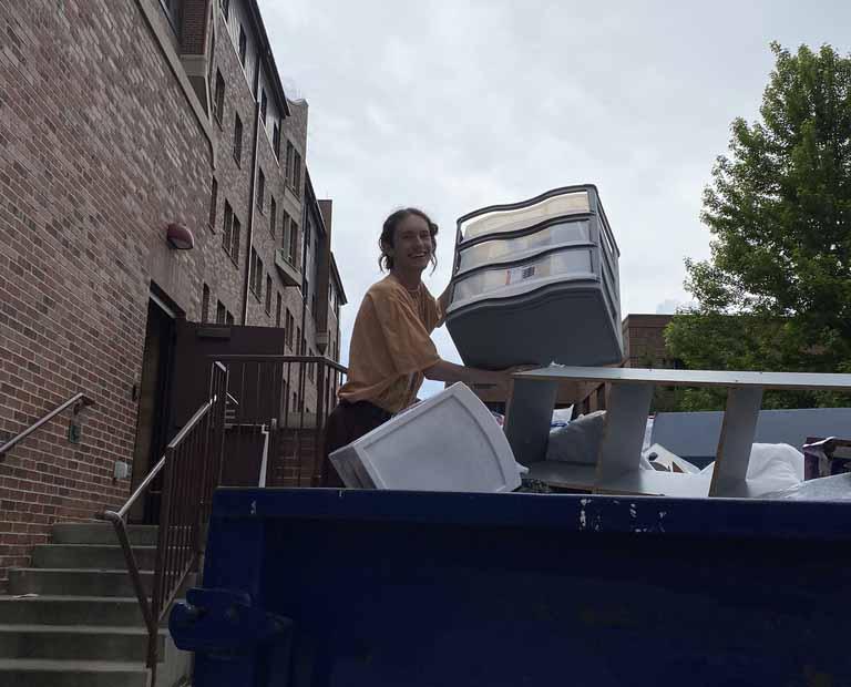 杜可持续性实习生Jacob Tonozzi, 上次搬家时，我从垃圾箱里救出了一个没用过的储物箱.